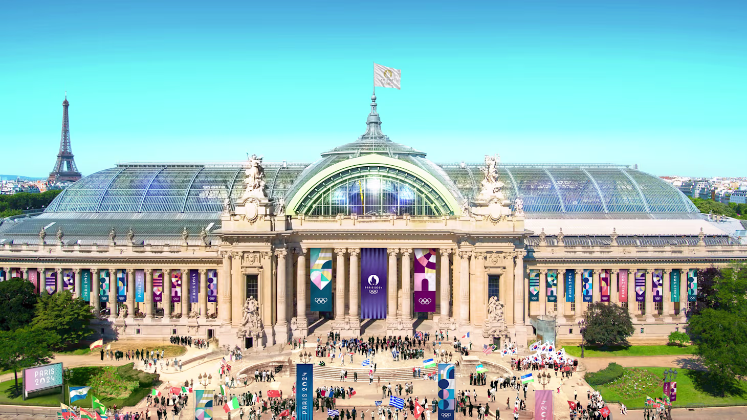 Photographie de la façade du Grand Palais à Paris, décorée aux couleurs des Jeux Olympiques de Paris 2024